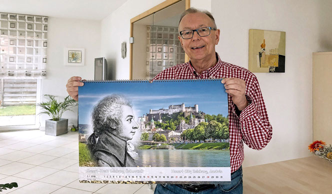 Ich, Peter Bach jr., stehe in unserem Wohnzimmer und präsentiere einen Komponisten-Kalender. Ich habe ein rot/weiß-kariertes Hemd an und lächle zum Betrachter. Auf dem Kalendermonatsblatt sieht man links Mozart, rechts Salzburg.