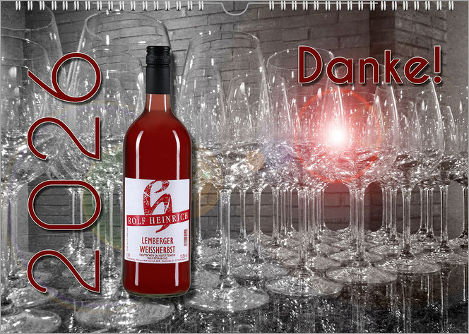 Der premium-personalisierte Weinkalender und zwar das Titelblatt. Man sieht unzählige leere Weingläser ganz eng beisammen. Links ist eine Flasche Rotwein über diesem Foto. Noch weiter links ist die senkrecht Jahreszahl. 