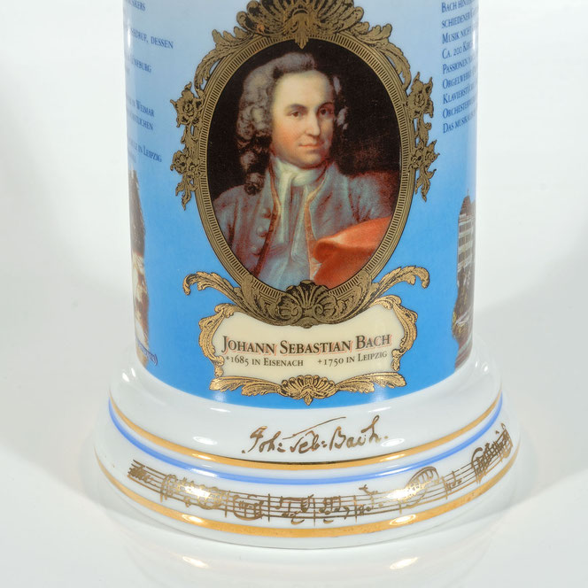 Der Bachbierkrug aus dem Jahr 2000, eine Nahaufnahme. Oben ist ein Bild von Bach in einem goldenen Barockrahmen. Unter dem Rahmen steht „Johann Sebastian Bach“, darunter ist seine Unterschrift in einem weißen Feld.