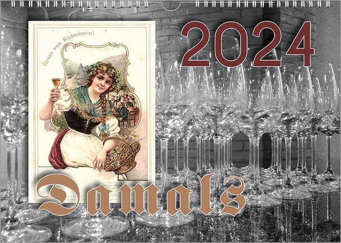 Ein Weinkalender mit vielen leeren Weingäsern, die sogar gestapelt sind. Links im Bild ist eine historsche Postkarte mit einem Mädchen, das zum Betrachter prostet. Rechts oben ist eine weinrote Jahreszahl. Unten ist der Titel „Damals“ in Hellbraun