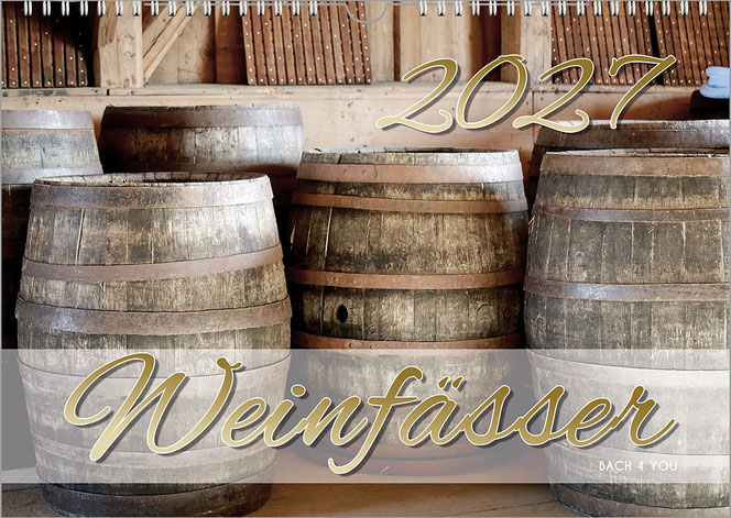Auf einem Weinkalender-Titelblatt stehen mehrere Holzfässer. Rechts oben ist eine große Jahreszahl in Gold, unten ist in einem milchigen Band der Kalendertitel.
