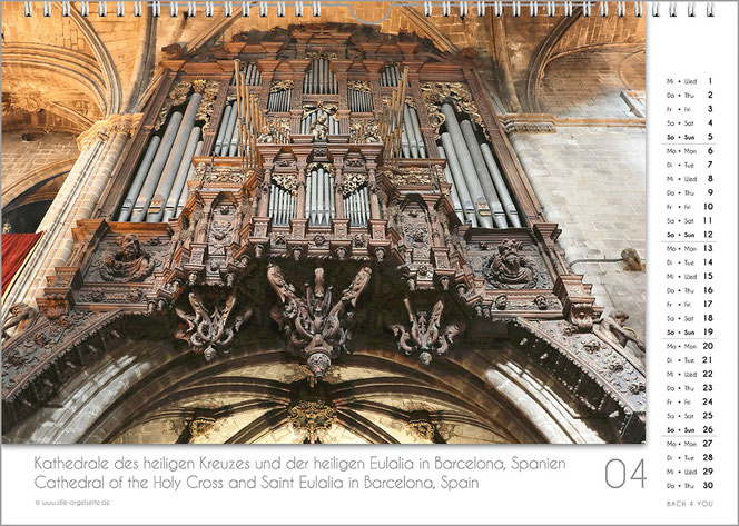 April im Orgelkalender. Die silberne und goldene Orgel steht vor einem komplett weißen Umfeld, dem Innendesign der Kirche. Rechts ist von oben bis unten das Kalendarium, unten ist in einem weißen Feld der Name der Kirche und des Ortes.