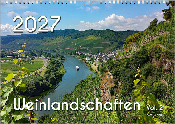 Es ist ein zweiter Weinkalender. Auf der rechten Seite sind steile Weinberge. Unten im Tal ein Fluss, links weitere Weinfläche. Auch im Hintergrund sieht man Wein und Wald. Oben links ist der weiße Titel, unten mittig der Titel des Kalenders.