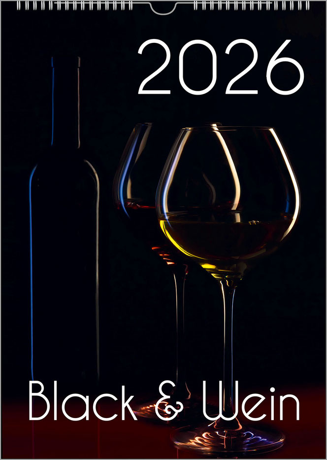 Die Titelseite des Weinkalenders „Black and Wine“. Vor einem schwarzen Hintergrund ist links eine Weinflasche und rechts zwei halb mit Rotwein gefüllte Weingläser. Es ist ein Hochformat.