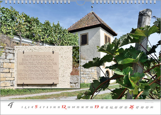 Ein Fotomotiv in den Fleiner Weinbergen ist die April-seite im Fleiner Fotokalender: Es ist das Karmeliter-Häuschen. Loinks ist in einem Foto mit eeinem weißen Rand eine Hinwesitafel. Unten in einem weißen Feld ist das Kalendarium.