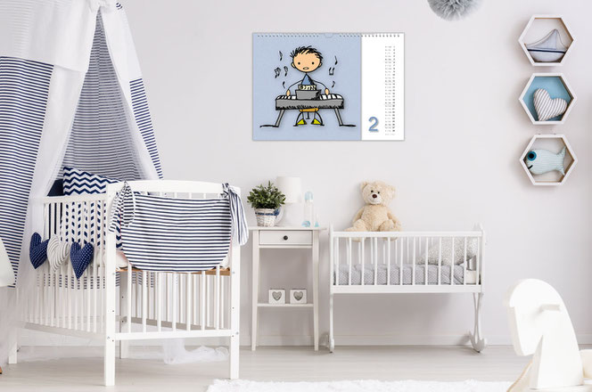 Ein Zimmer ist mit weiß/blauen Komponenten zum Babyzimmer eingerichtet. Mman sieht zwei Bettchen und ein Tischchen, sowie drei Rahmen mit Basteleien an der Wand. Auch an dieser Wand ist das Monatsbild in einem Musikkalender für Kinder.