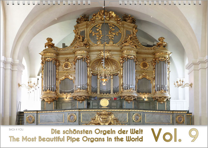 Ein Orgel-Kalender: Die oberen 80 Prozent des Bildes sind das Kalender-Deckblatt. Darunter sind 20 Prozent weiß: Hier liest man den Titel: Die schönsten Orgeln der Welt. Rechts ist eine sehr große Jahreszahl.