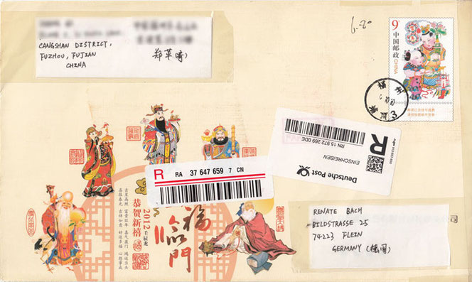 Auf einem Briefumschlag aus China sind mehrere Etiketten. Rechts oben ist eine Briefmarke. Zwei Barcode-Labels sieht man und ein weißes Etikett mit der handschriftlichen Anschrift des Bach-Shops. Oben links ist ein Label mit der Absender-Adresse.