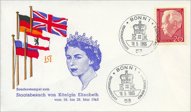 Auf einem weißen Ersttagsbriefumschlag sieht man mittig unten die junge britische Königin Elizabeth. Links sind mehrere Fahnen, rechts oben ist eine rote Briefmarken mit Nennwert 20 Pfennige.