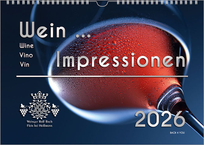 Der personalisierte Weinkalender mit dem schrägen, halbgefüllten Rotweinglas vor dunkelblauem Hintergrund. Oben ist in weißer Schrift der Titel, darunter ein weißer Querstrich, darunter links das Logo eines Weingutes und rechts, groß, die Jahreszahl.