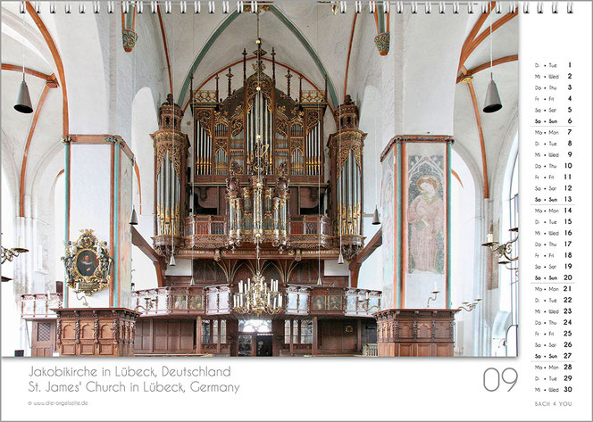 September im Orgel-Kalender. Die Orgel ist bildfüllend. Sie besteht aus mittelbrauenem Holz und silbernen Pfeifen. Rechts ist von oben bis unten das Kalendarium, unten ist in einem weißen Feld der Name der Kirche uind die passende Stadt.