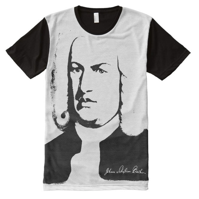 Auf weißem Grund ist ein schwarzes T-Shirt zu sehen. Bach ist riesig groß in schwarz/weiß dargestellt.