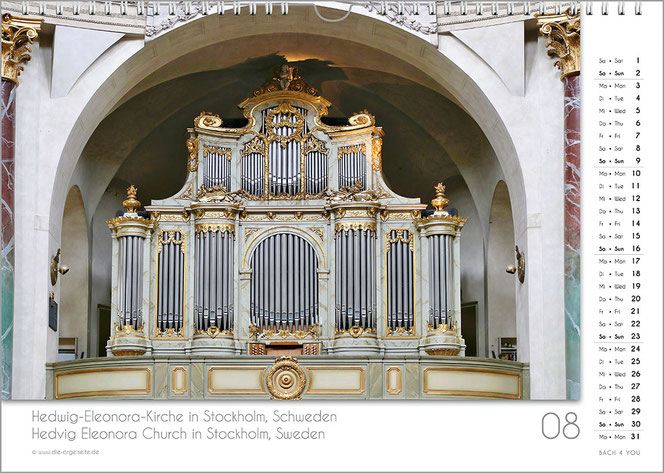 August in einem Orgelkalender. Die Orgel ist komplett in Gold und Silber. Links sieht man groß eine Kanzel. Ein Bogen im Krichenschiff ist ungewöhnlich bunt. Rechts ist das Kalendarium, unten im weißen Feld der Name der Kirche.