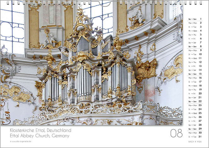 August in einem Orgelkalender. Die Orgel ist komplett in Gold und Silber. Links sieht man groß eine Kanzel. Ein Bogen im Krichenschiff ist ungewöhnlich bunt. Rechts ist das Kalendarium, unten im weißen Feld der Name der Kirche.