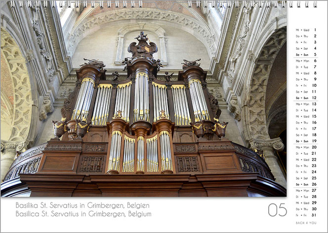 Mai im Orgelkalender. Die Orgel besteht aus Holzanteilen und den Pfeifen. Man blickt steil zu ihr hinauf. Rechts ist das Kalendarium. Unten ist in einem weißen Feld der Name der Kirche und der Standort.