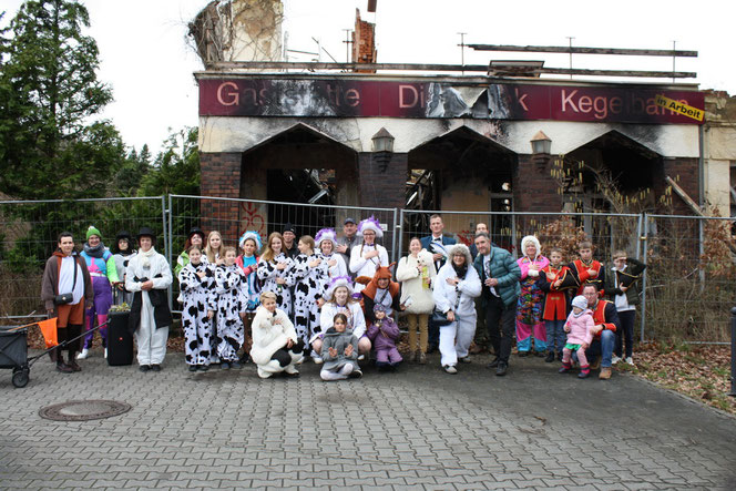 Rosenmontagsumzug in Berga 2024 " im Gedenken an unsere Stadthalle" 