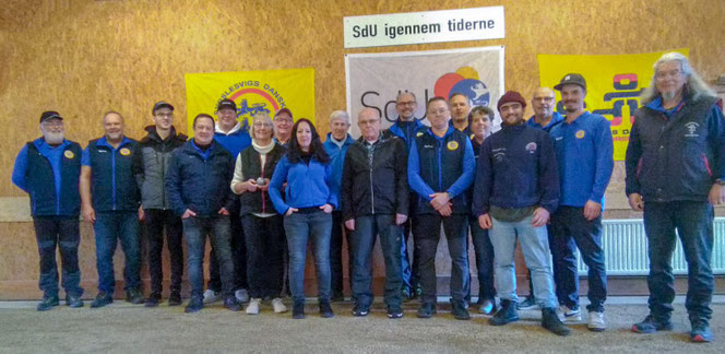 Die beiden Teams von Tarup UF Pétanque und von den Breklumer Geest-Boulern