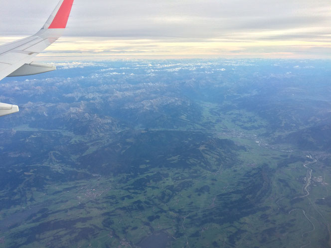 Im Flieger über dem südlichen Oberallgäu - gut erkennbar: rechts, der Lauf der Iller vom Ursprung via Sonthofen, Immenstadt gen Norden. 