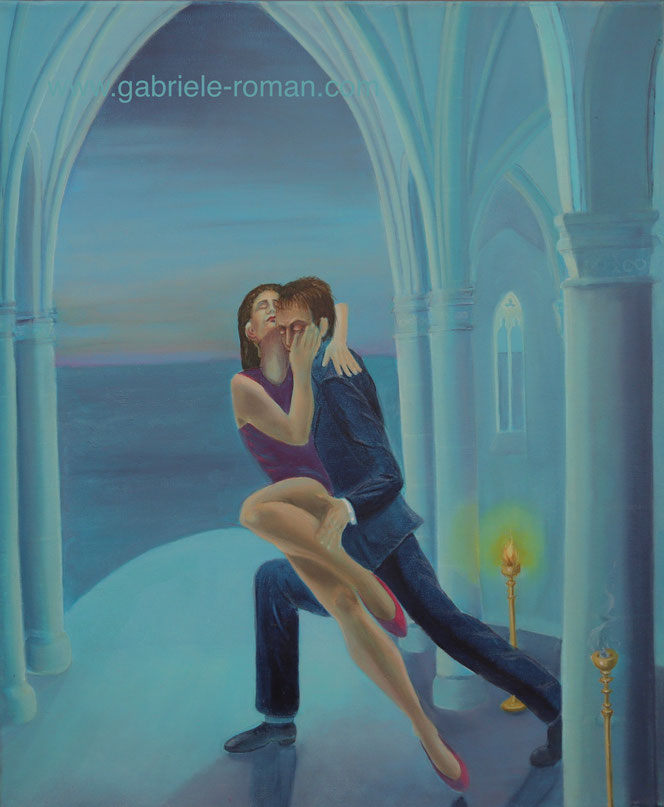Ein Paar tanzt eng umschlungen Tango in gotischer Kapelle. Meer und Sonnenaufgangim Hintergrund. Eine Kerze erleuchtet das Ambiente, während eine andere erloschen ist. 