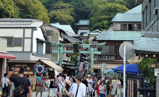 Le torii de bronze et la rue commerçante - Credit photo : site de Guillaume Erard (vie au Japon) www.guillaumeerard.fr