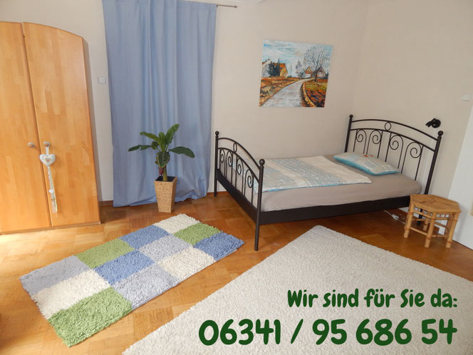 Der Blick auf das größere Bett im Winterkönig-Schlafzimmer