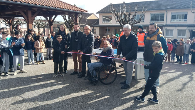 Mael (pongiste), Cindy Moren (Conseillère affaires sociales Couzeix), Sylvain Kata (Directeur de l'école), Sébastien Larcher (Maire), Jean François Ducay (médaillé olympique), Thierry Reynaud (notre pdt), Yannick Maurer (Cadre tech) et Pierre Maxime (pong