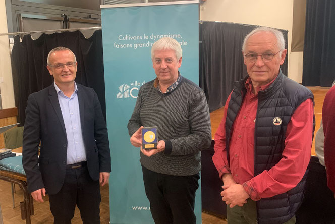 Thierry entouré de Sébastien Larcher, maire de Couzeix et de Michel Guillon adjoint en chargée des associations