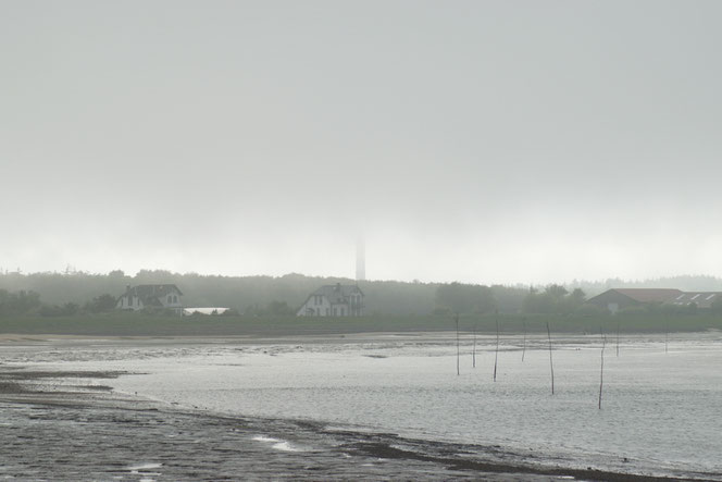 Der Amrumer Leuchtturm in Nebel eingehüllt