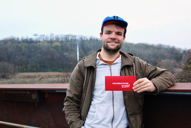 Challenge-Gewinner Marcel Haubold mit einem 180-€-Gutschein vom Sporteck am Eastgate. © Frank Nerlich