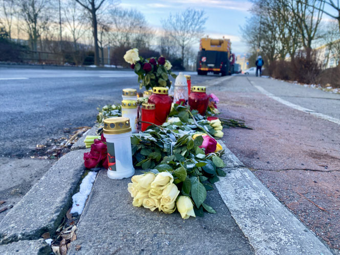 Am Unfallort wurden Kerzen aufgestellt und Blumen niedergelegt.