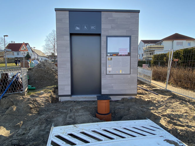 Die öffentliche Toilette gegenüber dem Kiezpark in der Schönagelstraße (Marzahn) geht in Kürze in Betrieb.
