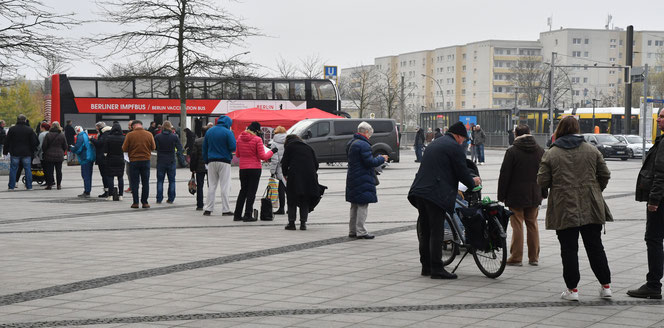 2G und Booster: Der Ansturm aufs Impfen ist momentan groß. Da in Marzahn-Hellersdorf Hausärzte fehlen, die bekanntlich ja auch gegen Covid-19 piksen, sind mobile Angebote wie der Impfbus hier in  Helle Mitte schwer nachgefragt. © pressefoto-uhlemann.de