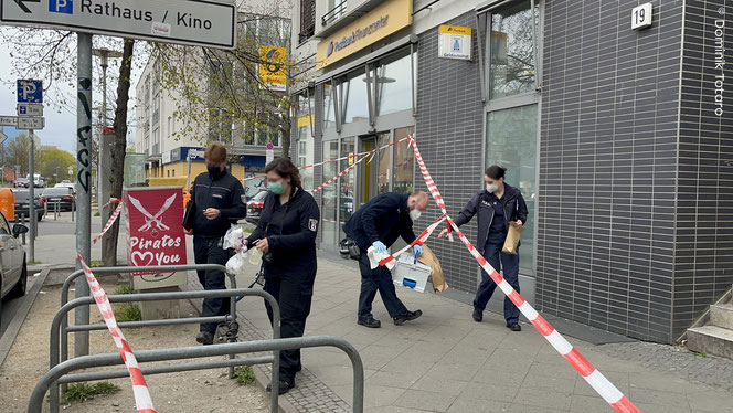 Die Polizei sperrte den Zugang zur Postbank-Filiale in der Janusz-Korczak-Straße.