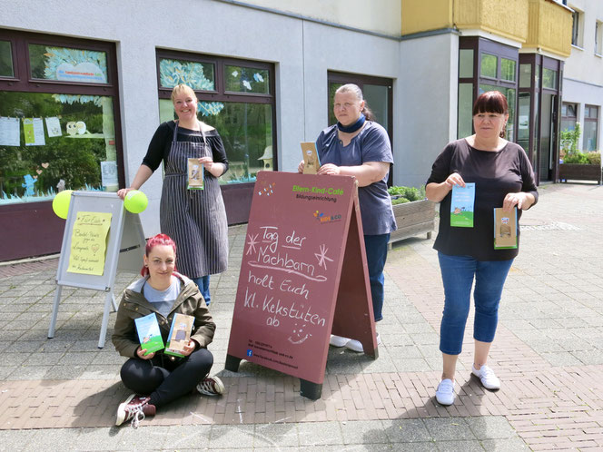 Im vergangenen Jahr verteilte das Team des Eltern-Kind-Cafés „KastanienNest“ Vanille-Kekse und Bastelpakete.