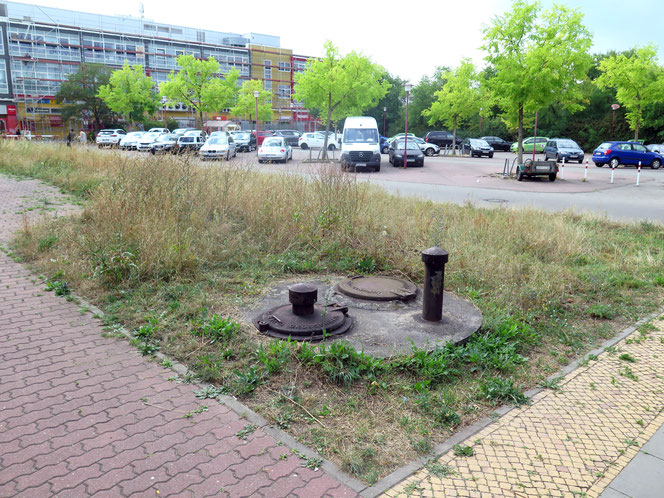 Auf dem Grundstück in der Etkar-André-Straße befinden sich derzeit ein Parkplatz und eine Grünfläche.