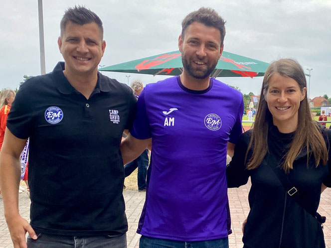 Will die FuWo wieder großmachen: Tino Loest (li.) hier bei einem Fußball-Event Am Rosenhag im vergangenen Juni mit Eintracht-Jugendleiter Alexander Möller und Unions Marie-Louise Eta.