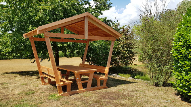 Table Detente avec tonnelle 800€ TTC l'ensemble sans la couverture du toit en bois....1070€ avec couverture