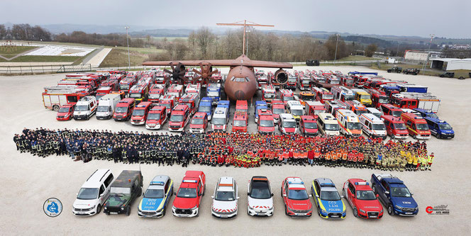 Großgruppenfoto Teambild mit 500 Personen und über 70 Einsatzfahrzeugen von Folke Weber Haigerloch