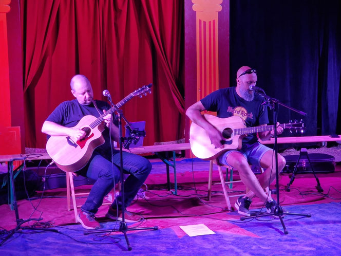Ein wunderschöner Abend! Gestaltet nur für uns von Arnulf Ochs und Cliff Ayers. Ein riesiges Dankeschön den beiden Musikern, die an diesem Abend zugunsten unserer Schule gespielt haben.
