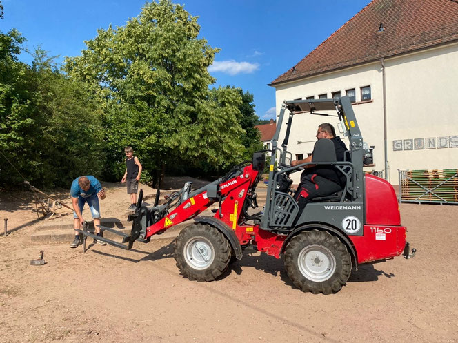Schweres Gerät, um die Erdnägel zu ziehen. Danke Lello für deinen Einsatz während der gesamten Woche!