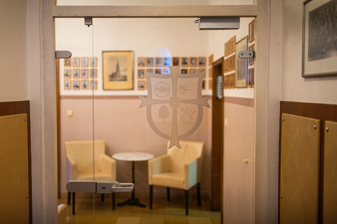 Blick durch die Eingangstür mit Wappen in´s Foyer des Teutonenhauses