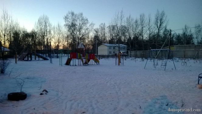 Детская игровая площадка в поселке Торфяное, во дворе домов 41 и 42