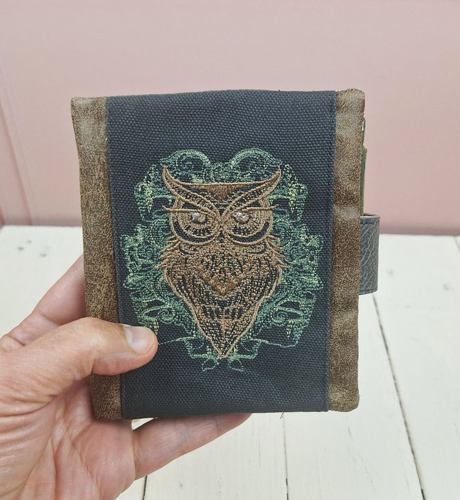 portefeuille brodé homme, format compact moyen, broderie hibou thème forêt, faux cuir camel, tissu imprimé fougères, toile de coton grise