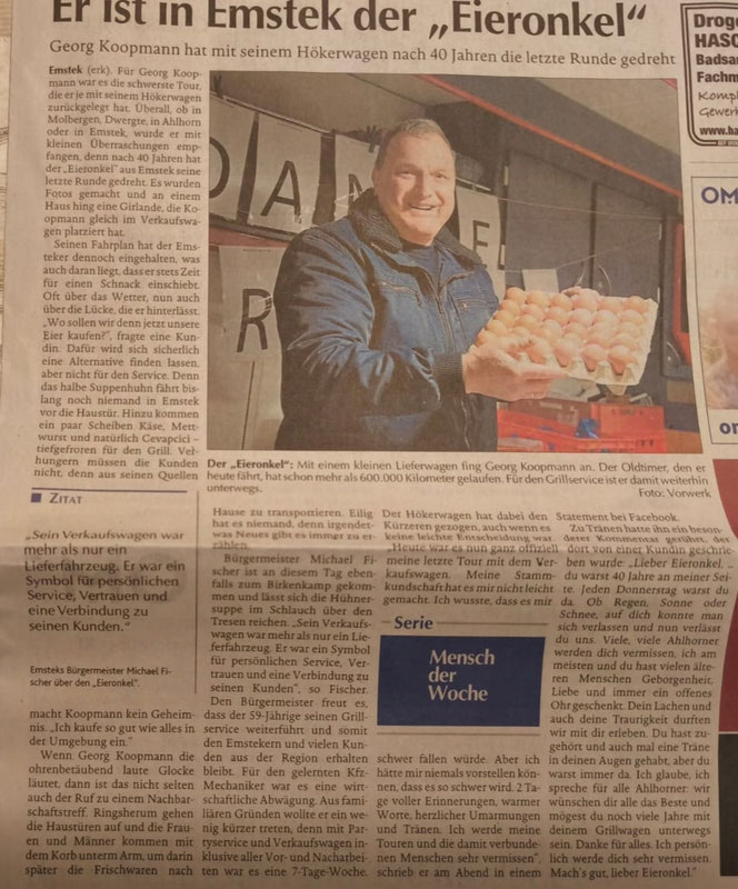 Zeitungsartikel über Georg Koopmann mit einem kleinen Lieferwagen und einem Tablett mit Eiern, das er in der Hand hält, stehend vor einer Wand mit Buchstaben.