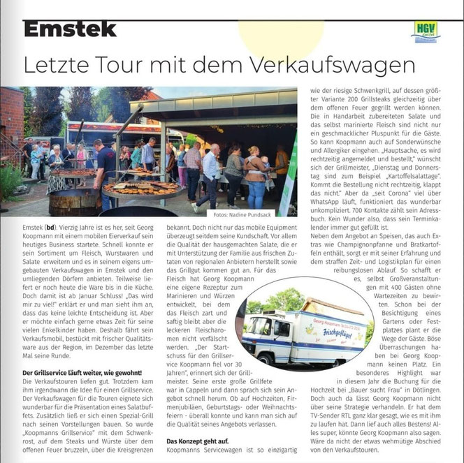 Verkaufswagen mit Grill und mehreren Personen, die an Tischen im Freien Essen und Getränke erhalten, dazu ein Artikel mit Überschrift 'Letzte Tour mit dem Verkaufswagen' und Text über Georg Koopmanns mobile Verkaufstour.