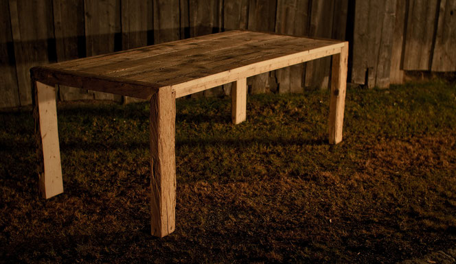 Tisch aus Fichten-Altholz