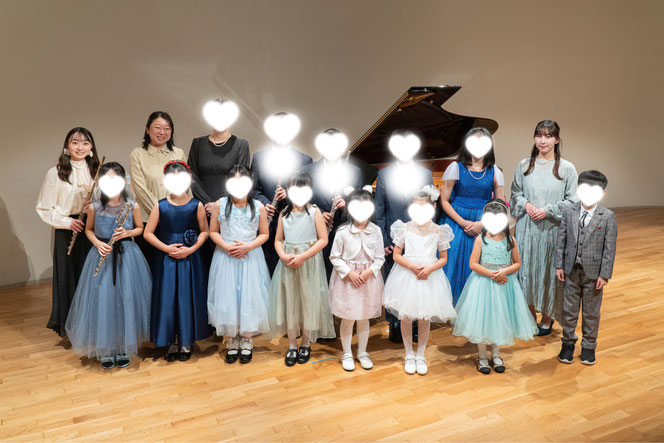 発表会に参加した生徒さん、講師が並んで記念写真を撮っている様子