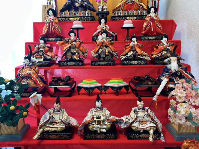 三段目の五人囃子と四段目の随身と目が合うような画像。