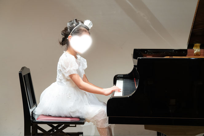 発表会でピアノを演奏する生徒さん