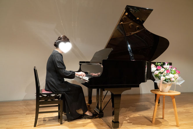 発表会でピアノを演奏する大人の生徒さん